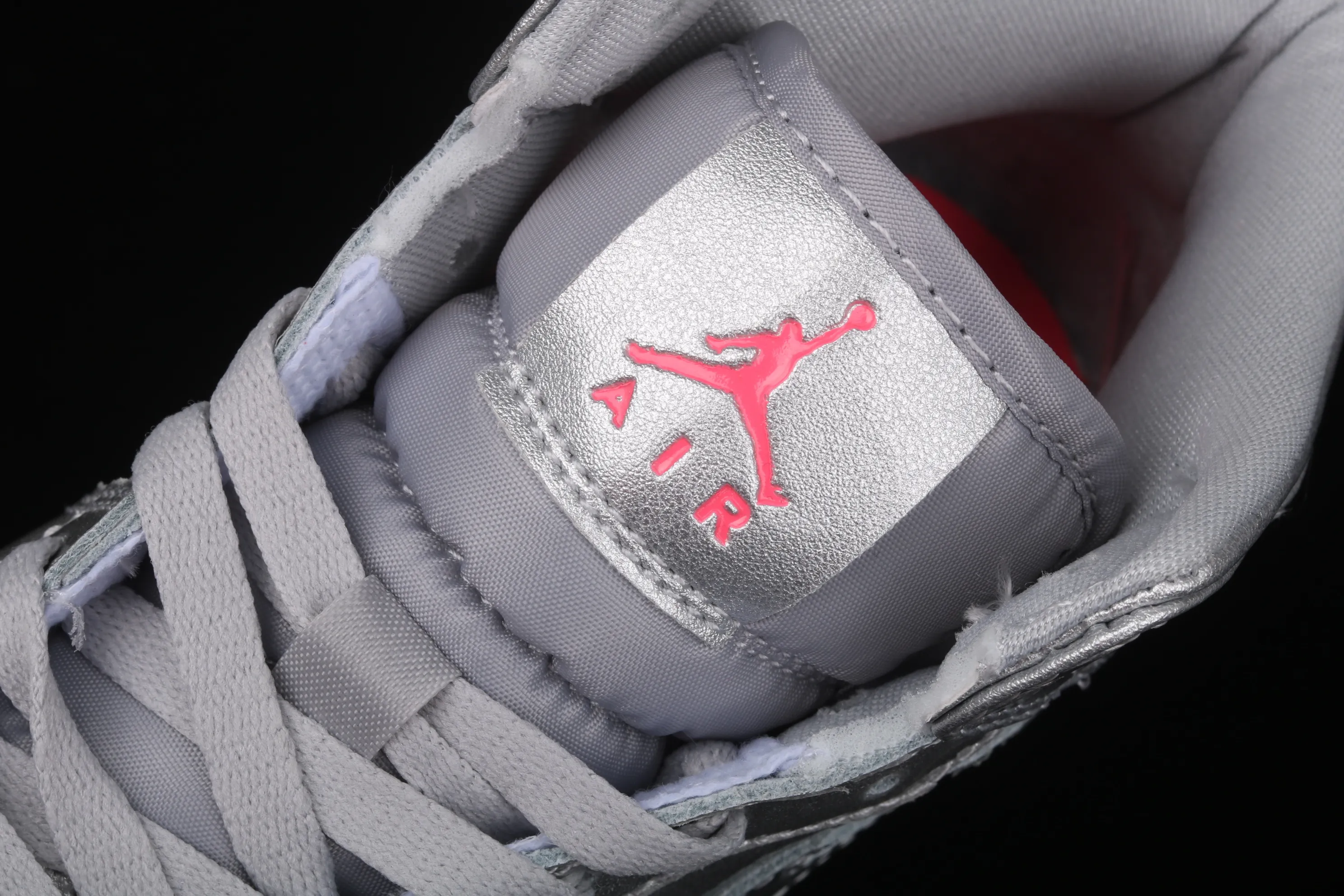 All categories Air Jordan Jordan series basketball shoes Air Jordan 1 Mid Air Jordan 1 Mid SE AJ1 Joe 1 silver powder patent leather mid-top basketball shoes 555112-006